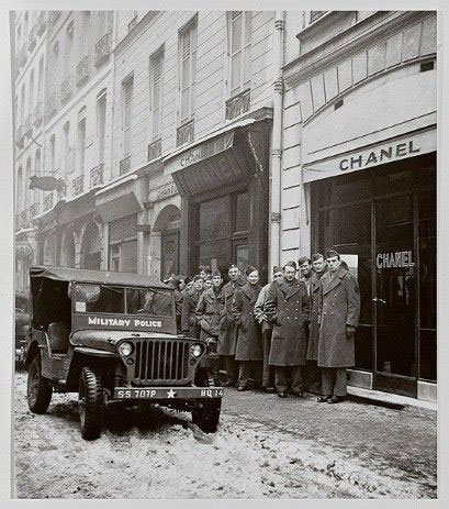 Soldats américains devant la boutique Chanel de la rue Cambon.