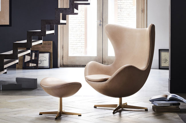Fauteuil Egg avec ottoman, édition limitée pour son soixantième anniversaire