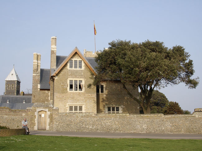 La maison de Pugin "The Grange" à Ramsgate, 1843. Son style gothique simplifié, adapté à la construction domestique, a contribué à façonner l'architecture du mouvement Arts and Crafts.