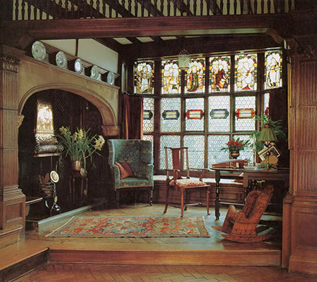 Le hall d'entrée du manoir de Wightwick incorporait de nombreux éléments d'art et d'artisanat, y compris le tissu conçu par Morris sur le fauteuil.