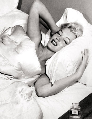 Photos inédites de Marilyn Monroe avec le Chanel N° 5 pour Life Magazine.