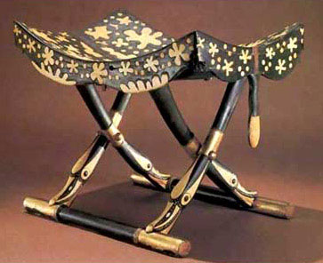 Un tabouret qui est devenu très populaire dans l' Empire du Milieu (2 000-1 630 avant notre ère) était le tabouret pliant.