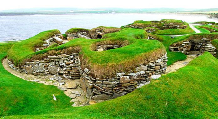 site-neolithique-skara-brae Site néolithique de Skara Brae situé sur une île des Orcades, au nord de l’Écosse