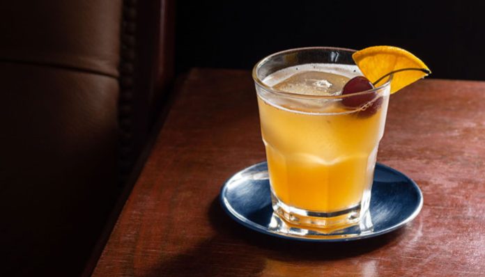 recette-originale-cocktail-amaretto-sour Image d’un verre de cocktail Amaretto Sour original