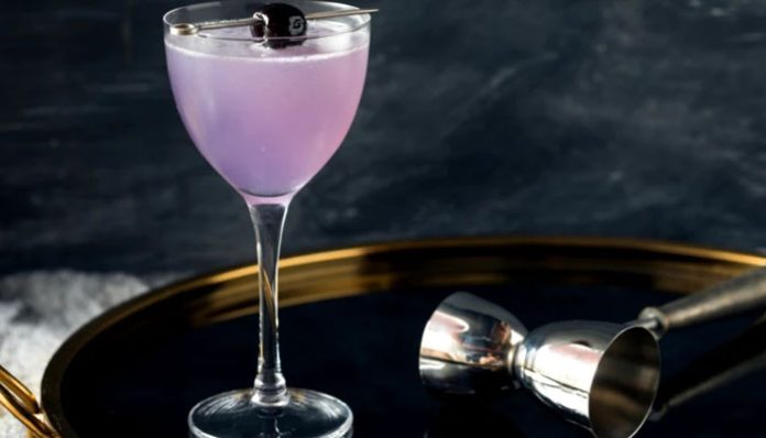recette-originale-cocktail-aviation Image d’un verre de cocktail Aviation original
