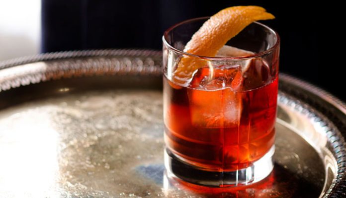 recette-originale-cocktail-boulevardier Image d’un verre de cocktail Boulevardier original