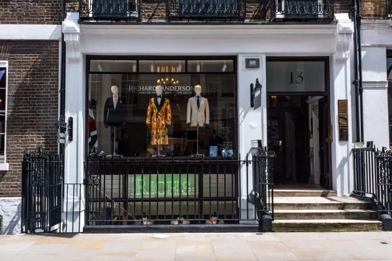 Richard Anderson inaugure une nouvelle ère sur Savile Row avec son premier espace prêt-à-porter