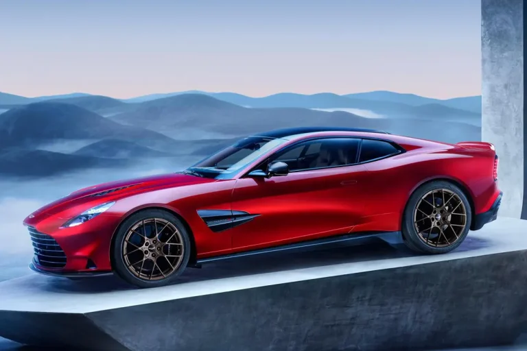 Aston Martin Vanquish V12 2025 : couronnement royal de la renaissance britannique