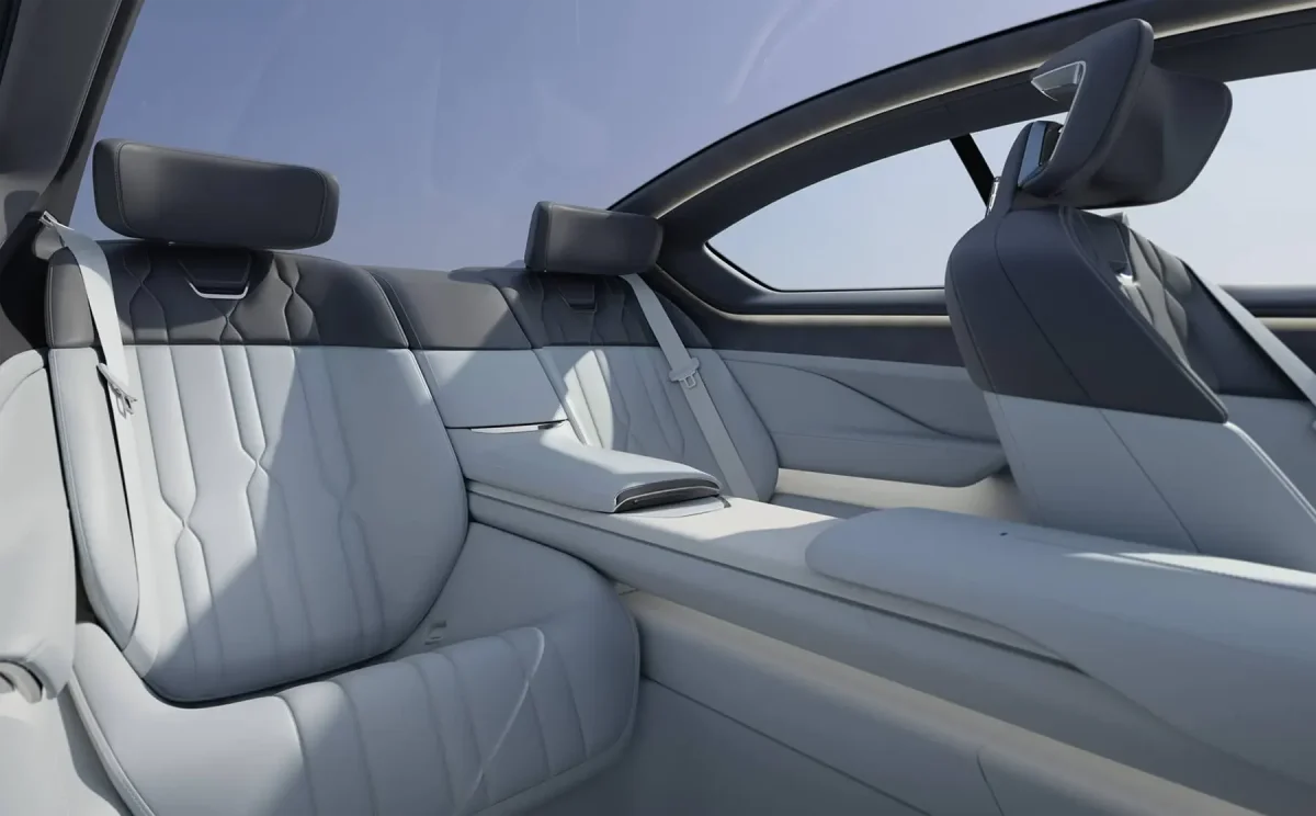 Toit panoramique de grande dimension illuminant l’habitacle de la BMW Vision Alpina.