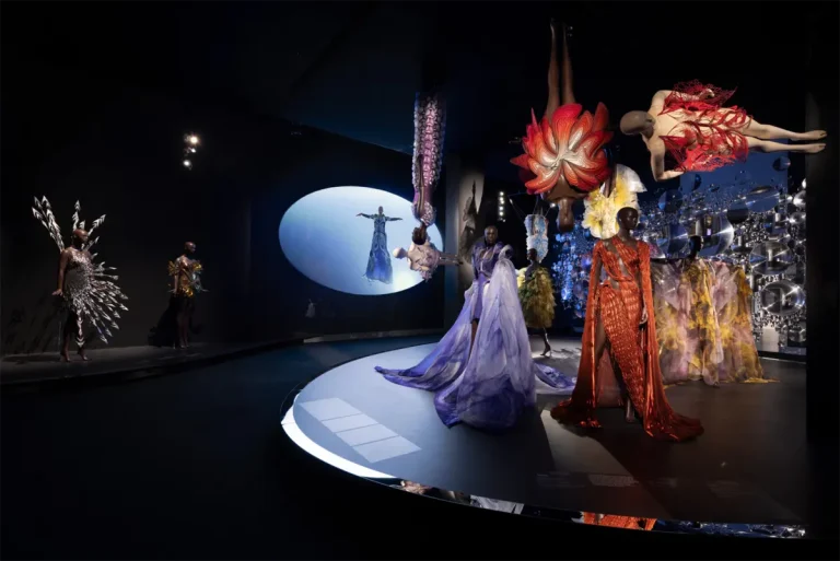 Iris van Herpen au Brooklyn Museum : la haute couture comme laboratoire du vivant