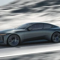 Sous le long capot de ce concept BMW Vision Alpina, BMW a logé un moteur V8. ©BMW Long capot de la BMW Vision Alpina abritant un moteur V8.