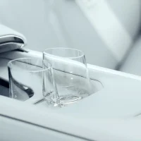 À l’arrière de la BMW Vision Alpina, deux verres en cristal sont prévus pour les passagers. ©BMW Deux verres en cristal installés à l’arrière de la BMW Vision Alpina.