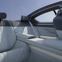 Un vaste toit panoramique apporte une abondante lumière naturelle dans l’habitacle de l’étude BMW Vision Alpina. ©BMW Toit panoramique de grande dimension illuminant l’habitacle de la BMW Vision Alpina.